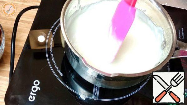 Add agar-agar to the milk and cook for 1 minute after boiling. Here we also add cream and condensed milk.
