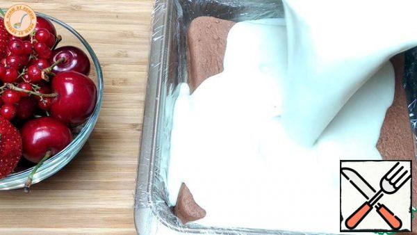 Put the chocolate sponge cake in the mold and pour the milk mixture, decorate with red currant berries. Set to cool.
