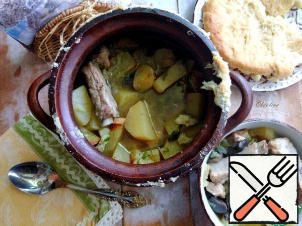 Remove the tortilla. We spread the contents of the pot in plates.