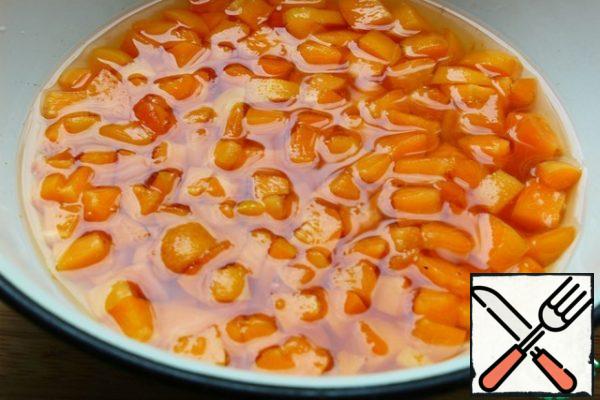 Prepare the jelly according to the instructions, but use 170 ml instead of 200 ml of boiling water. Pour the hot jelly into the apricots.
Leave until the liquid begins to thicken.