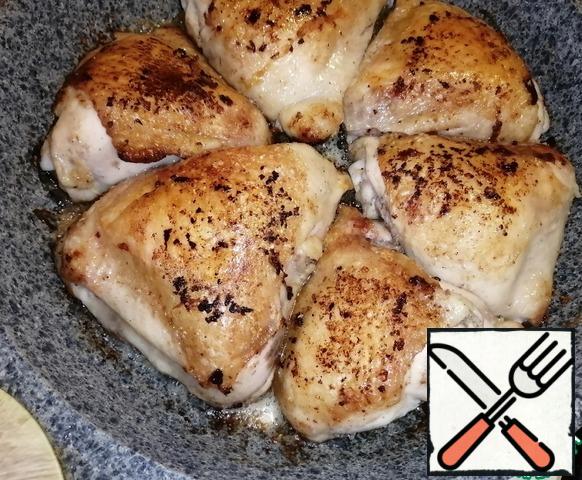 Fry the chicken thighs over medium heat until Golden on both sides for 4-5 minutes. Put on a plate.