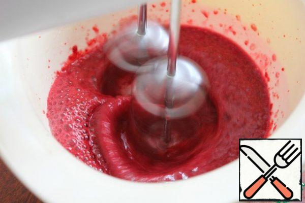 Whisk the puree with the gelatin until the mixture becomes lighter and will not increase.
It will become aerial.
I whipped for 5 minutes.