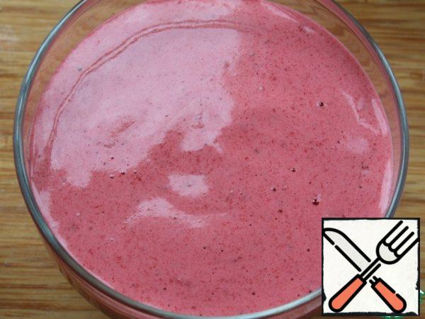 Pour into the cremans.
Put it in the refrigerator.
Prepare the jelly according to the instructions, using instead of 200 ml, a little more-250 ml.
Cool to room temperature.