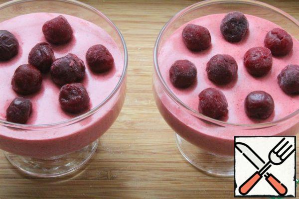Spread the fresh-frozen cherries in the cremans