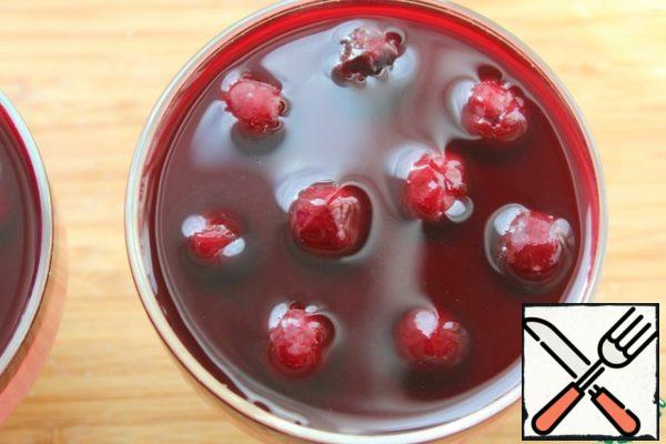 Pour the jelly and put it in the refrigerator to cool.