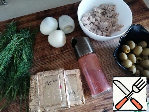 Prepare the ingredients. Eggs already boiled should be. Melted cheese can be slightly frozen, it will be easier to grate it.