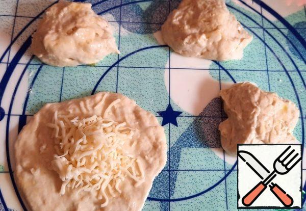 In the middle, pour the grated cheese.