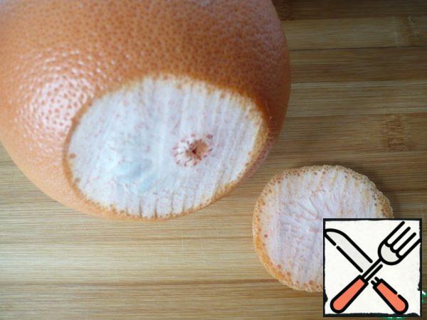 Trim the lower part of the grapefruit a little so that it can stand stable on the surface (if you cut off too much of the lower part, you can tear the membrane, so do not overdo it).