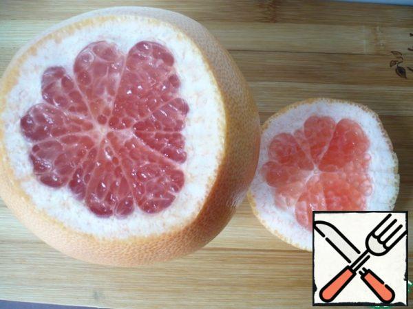 Then cut off the top of the grapefruit. (Cut the second grapefruit in the same way)