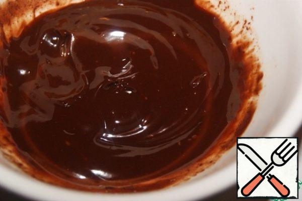 Ganache, you need to prepare the day before.
Heat the cream and pour it over the sliced chocolate, and after a minute, mix until smooth. Cover with plastic wrap and refrigerate.