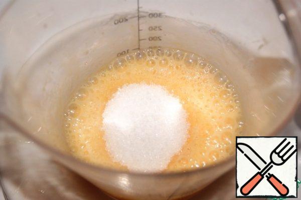 Sponge roll:
Mix flour with starch and sift.
Beat egg and white lightly with a whisk and add sugar, then beat lightly again.