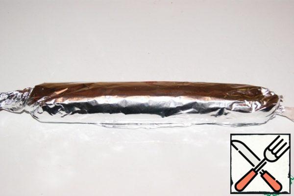 Very tightly roll into a roll. Wrap it in paper and foil and put it in the freezer for 1 hour.
The roll should be thin and small in size.