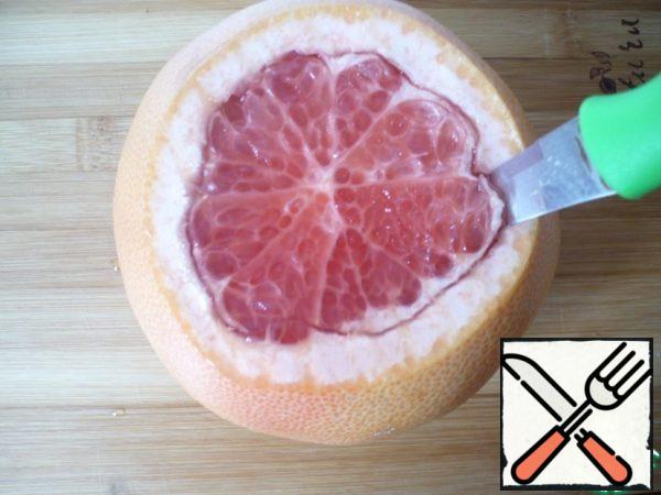 Cut the edges of the pulp with a knife along the diameter of the fruit.