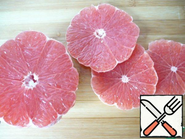 Now you need to prepare the grapefruit pulp for the layer: peel the third grapefruit.