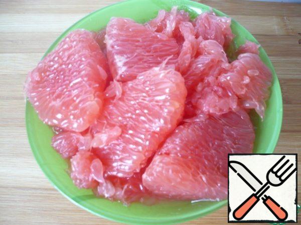 Also peel the grapefruit from the bitter white skin and cut it into thin slices (according to the size of the top of the grapefruit).