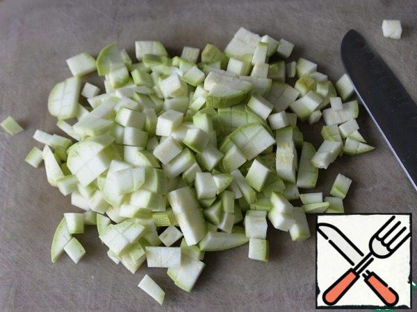 Zucchini is better to take young, if old, then clean from the skin and seeds. Cut into small cubes.
I think I have zucchini.