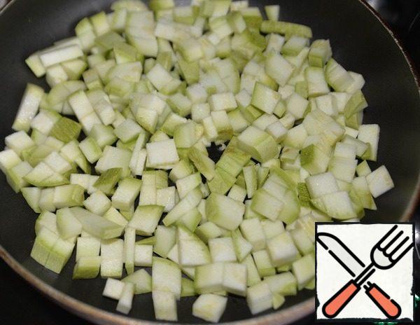 Put the zucchini in a dry pan, keep on medium heat, slightly salted. The liquid in which it will be stewed is released.