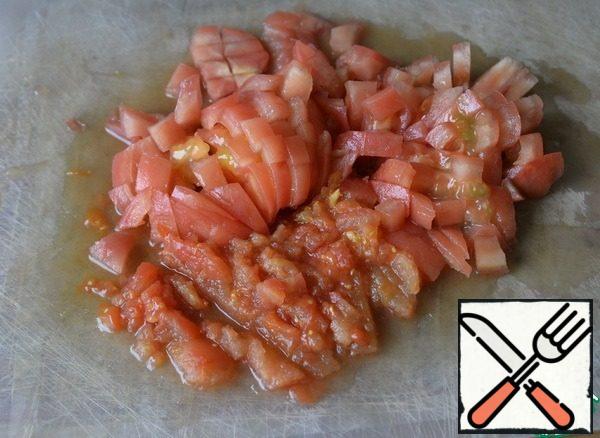 Tomatoes are scalded with boiling water, remove the skin from them. Cut into small cubes.