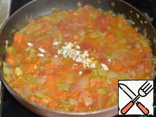 There was no garlic in the original recipe, but I think it fits the theme here. Put finely chopped garlic.