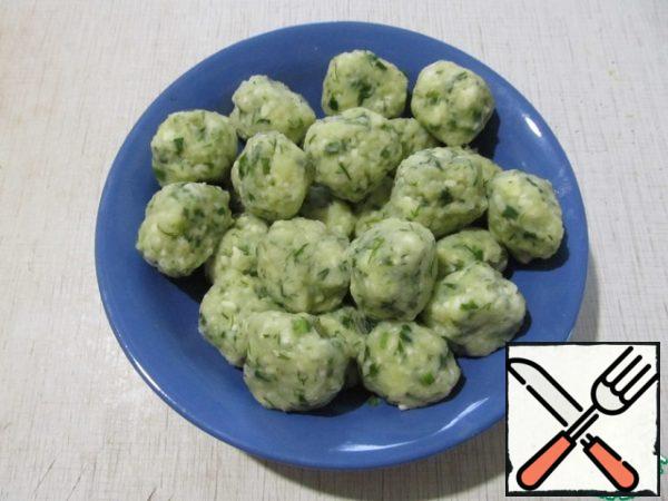 Boil the dumplings in salted water. It is better to cook in portions, for 5 minutes. Cover the dumplings with a napkin, condemn them and put them in the refrigerator.