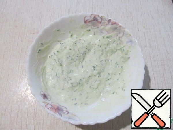 Prepare the sauce.
Add the cucumber and lemon juice grated on a fine grater to the yogurt. Salt.
Put it in the refrigerator.