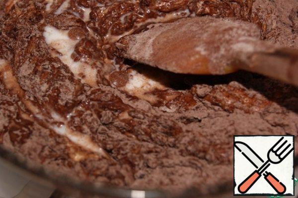 In two steps, enter the flour mixture, stirring with a spatula. At the end, add the milk and...