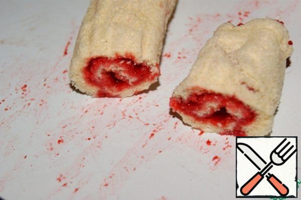 Cut the roll at the edges, so that its size is slightly shorter than the size of the form.
