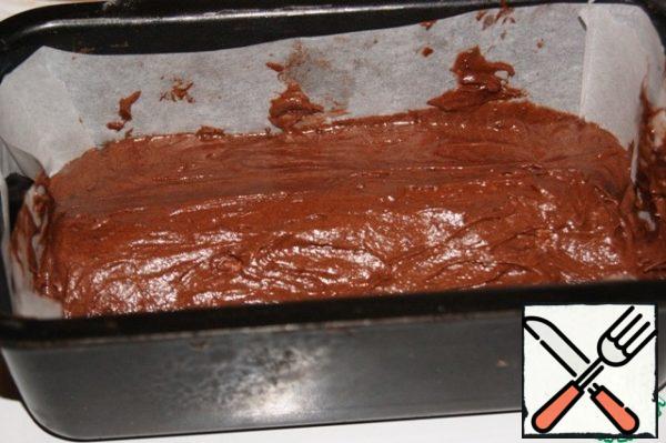 Lay a little less than half of the dough on the bottom. Place the roll on top.
Sorry, the photo of this step didn't work out...
And close it with the remaining test.
Bake in a preheated 180"C oven for 40 minutes. Focus on your oven!