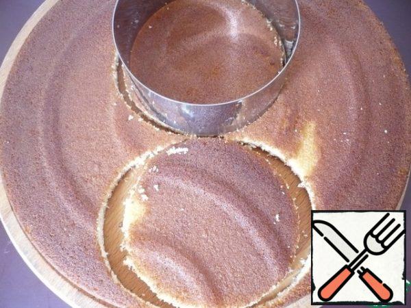 Now you need to prepare sponge cakes for the layer of cakes ( I took two ready-made cakes with a diameter of 20 cm), round shape of each cake cut out two cakes suitable for the size of your grapefruit.