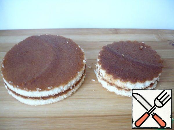 It turned out 4 cakes: two large diameter = 8 cm and two smaller diameter cakes = 6 cm.