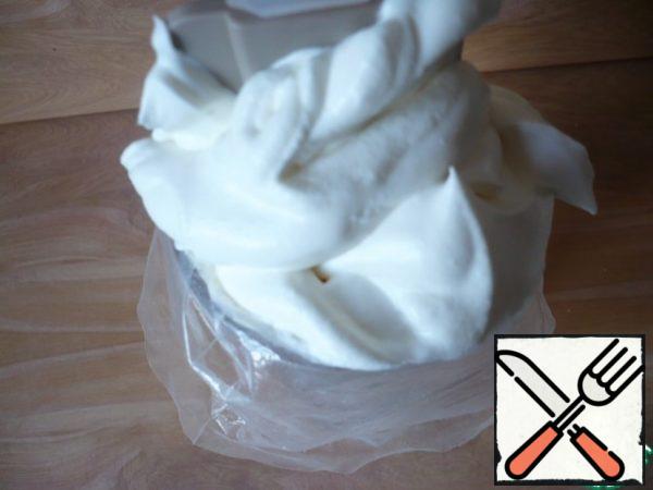 Transfer the cream to a pastry bag.