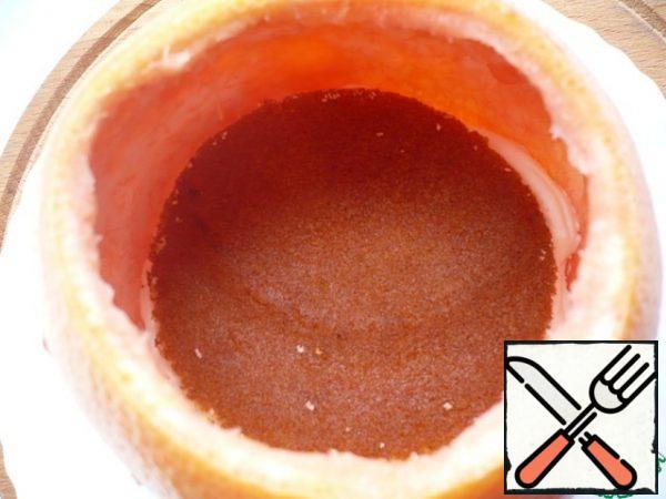 Put a large-diameter sponge cake on the cream.