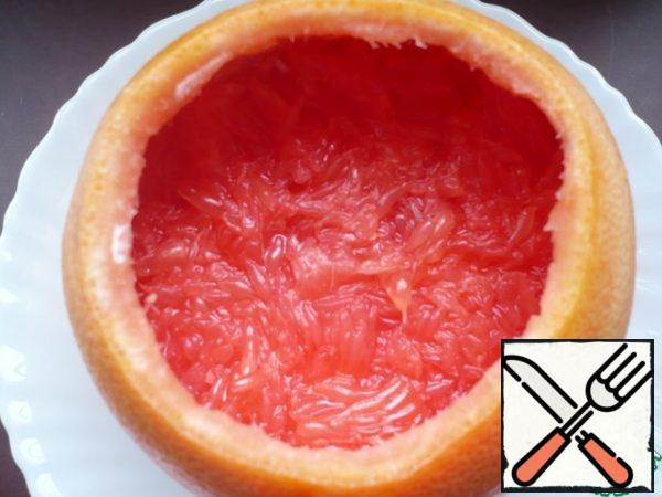 Cover the sponge cake with cream, and spread the pieces of grapefruit pulp on top.