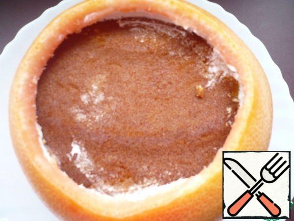Put the cream on a layer of grapefruit pulp and cover the top with a smaller diameter cake (it looks large, but when you put it inside, the size will be perfect).