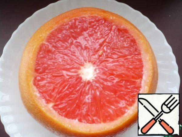 Take a sliced grapefruit slice and cover with a layer of cream. Put the cakes in the refrigerator for one hour.