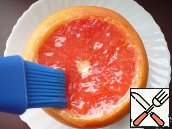 Then remove the cakes from the refrigerator. Brush the top (grapefruit slice) with liquid honey. Honey goes well with grapefruit to taste, and also gives Shine.