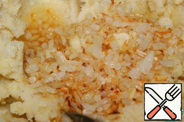 Filling:
Boil the potatoes, completely drain the water and mash with a potato masher into a puree. Fry the finely chopped onion until Golden brown, add to the potatoes, season with salt and pepper. Stir and cool completely.