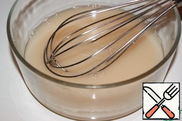 In warm water, dilute the yeast and sugar.