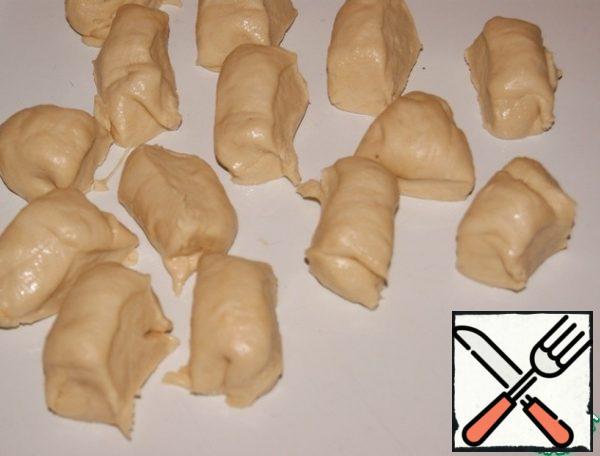 Grease the table with vegetable oil and cut the dough into 20 pieces.