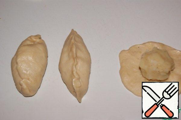 Spread the dough into a circle with your hands.
Put the filling in the center and seal the edges, press them to the pie.
Wrap the tips inside and press them against the pie.
The dough is perfectly molded, soft and tender, does not tear and easily spreads with your hands, in General-top class!
