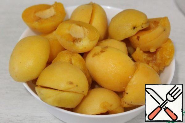 Wash the apricots, cut them into halves, and remove the seeds.
Please note that the ingredients contain a net weight!