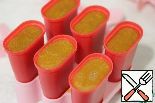 Pour the mixture into the molds and put them in the freezer for a few hours (it's convenient for me to leave them overnight).