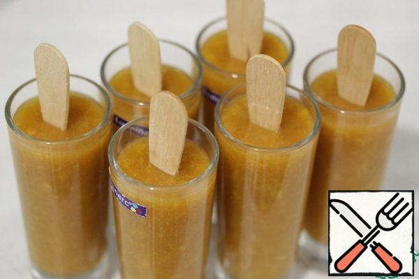 If you do not have suitable molds, you can prepare fruit ice in suitable glasses. Just don't forget to put ice cream sticks in them.