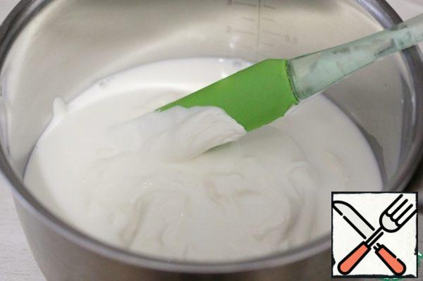In a saucepan, put the sour cream and pour in the cream, add a little salt, mix well.
I have sour cream 20%, very thick, so I diluted it with cream, you can use 10% sour cream in a slightly larger amount, and exclude cream altogether.