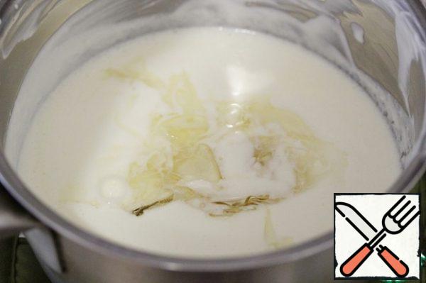 Heat the sour cream in a water bath, but do not bring to a boil.
Add the pressed gelatin to the hot sour cream.