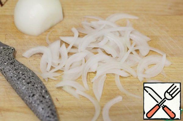 While the sour cream cools, very thinly slice the onion and sprinkle it with lemon juice.