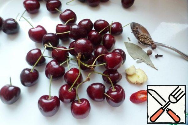 Prepare the ingredients for the appetizer. Wash the cherries and cut the stalks in half.
All the ingredients are given for about a half-liter jar.