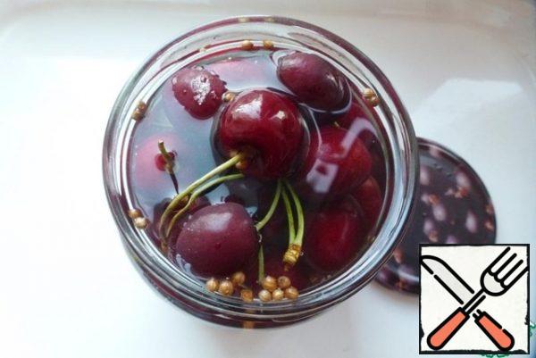 Prepare the marinade. To do this, combine the salt, sugar, water and vinegar in a saucepan and bring to a boil. Fill the jar with cherries with hot marinade.