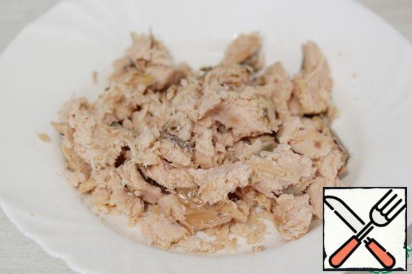 Clean the hot smoked hump from the skin and bones, break the flesh into small pieces and put it in a bowl.