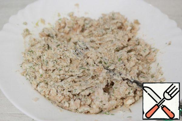 Mix everything thoroughly, kneading with a fork.
You should get a mass similar to pate.